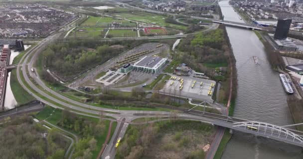 Utrecht, 8 de abril de 2022, Países Baixos. Utrecht ônibus e bonde garagem terminal hub armazenamento e manutenção instalação de transporte de passageiros estação. Vista aérea de drones. — Vídeo de Stock