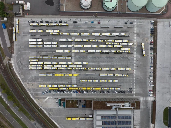 Utrecht Busgaragen-Terminal Hub Lagerung und Wartung Einrichtung Personenbeförderungsstation. Drohnenblick aus der Luft. — Stockfoto