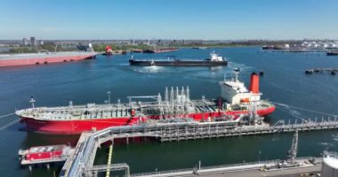 Rotterdam, 18 Nisan 2022, Hollanda 'da. Kimyasal petrol ürünleri tanker gemisi. Ada de Bioko. Rotterdam rıhtımında büyük sanayi tüccarı nakliye gemisi var..