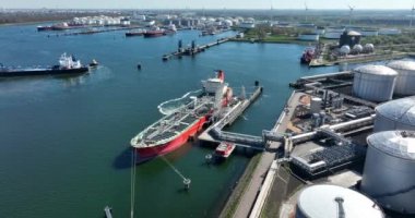Rotterdam, 18 Nisan 2022, Hollanda 'da. Kimyasal petrol ürünleri tanker gemisi. Ada de Bioko. Rotterdam rıhtımında büyük sanayi tüccarı nakliye gemisi var..