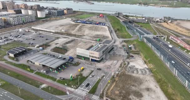 Amsterdão, 11 de abril de 2022, Países Baixos. Delegacia Politiebureau em construção perto de Ijburg. Posto de aplicação da lei para lei e ordem de segurança. — Vídeo de Stock