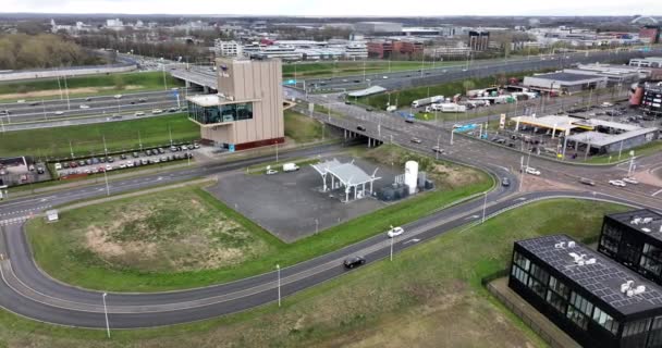 Utrecht, 3 de abril de 2022, Países Baixos. LNG GPL posto de gasolina para carros e veículos. Estação de combustível na estrada consumo de energia moderna instalação de bomba de tecnologia. biocombustível. — Vídeo de Stock