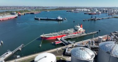 Rotterdam, 18 Nisan 2022, Hollanda 'da. Kimyasal petrol ürünleri tanker gemisi. Ada de Bioko. Rotterdam rıhtımında büyük sanayi tüccarı nakliye gemisi var..