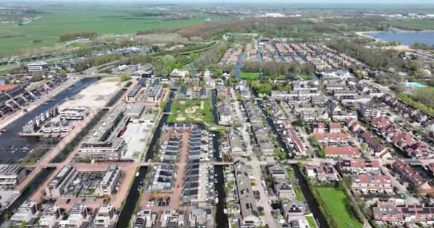 Moderní předměstí obytné čtvrti bytových domů letecké drone pohled. nový Vybudovat realitní evropské domy městský rozvoj obytného prostoru. Holandsko — Stock video