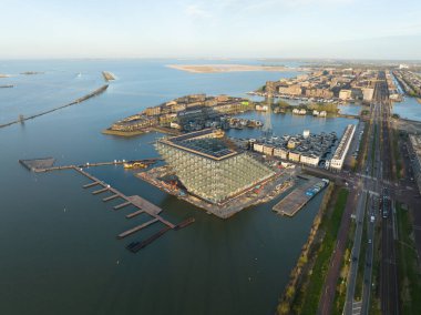 Amsterdam, 21 Nisan 2022, Hollanda 'da. Hollanda Sluishuis 'de yeni inşa edilmiş modern bir apartman inşaatı. Amsterdam Ijburg, Steigereiland 'da. Mimari Vurgulama.