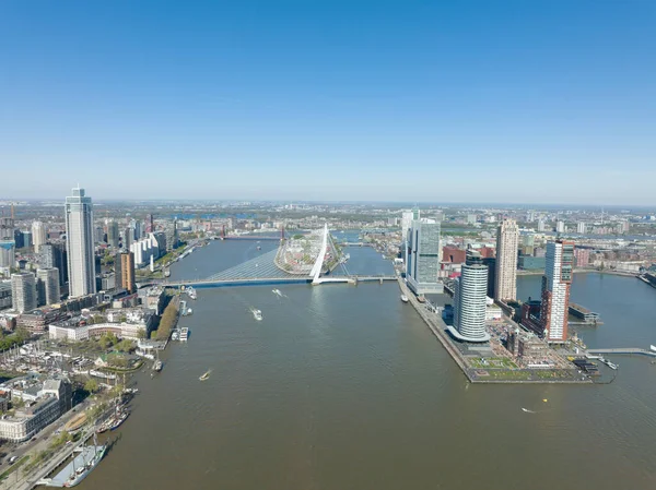 Rotterdamse skyline in Nederland drone zicht op de Maas en kantoorgebouwen stadsgezicht. Bestemming in Nederland. Erasmusbrug en Maas stadsgezicht. — Stockfoto