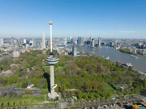 Rotterdam Euromast yüksek panorama gözlem kulesi şehir manzarası ve arka planda Erasmus brug. Maas modern seyahat cazibesine bakan turistik bir yer. Havadan.