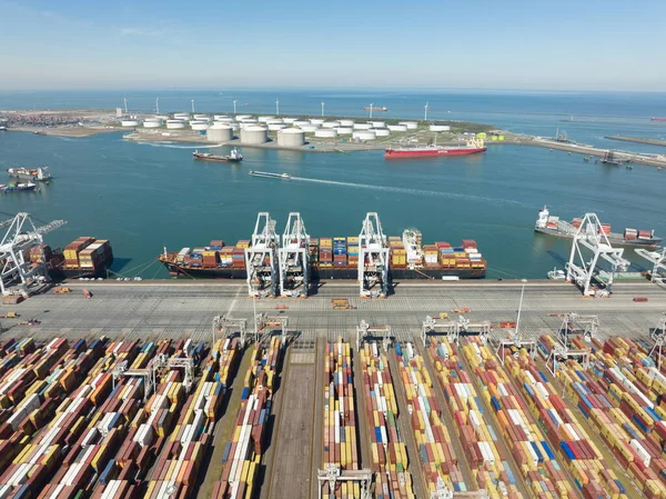 Rotterdam, 18 de abril de 2022, Países Bajos. Contenedor terminal logístico buque carga y descarga de importación y exportación muelle puerto comercial vista aérea drone. negocio de carga — Foto de Stock