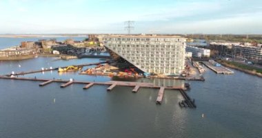 Amsterdam, 21 Nisan 2022, Hollanda 'da. Hollanda Sluishuis 'de yeni inşa edilmiş modern bir apartman inşaatı. Amsterdam Ijburg, Steigereiland 'da. Mimari Vurgulama.