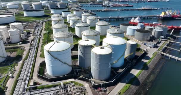Rotterdam, 18. dubna 2022, Nizozemsko. Lodě a sila tankerů s chemickými ropnými produkty. Těžký velký průmyslový dok v Rotterdamu. — Stock video