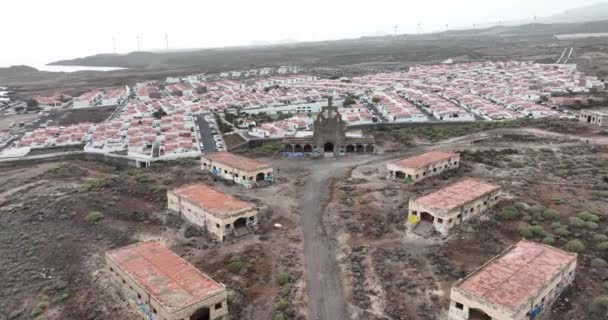 Teneriffa kanariefågel ö övergiven liten by och byggnader. Flygdrönare. Bygga och försummade stad med kyrka. Den övergivna Leper Village på Teneriffa. Ghosttown. — Stockvideo