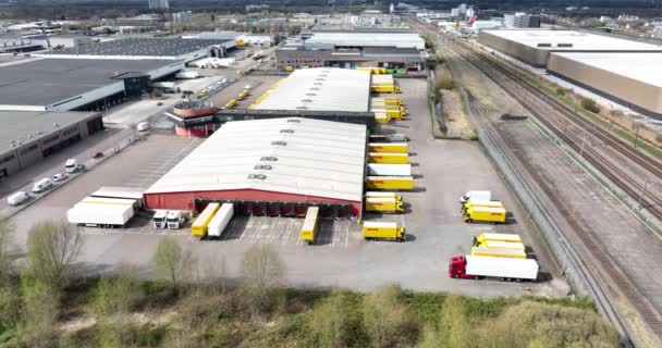 Utrecht, 3 Απριλίου 2022, Κάτω Χώρες. DHL αποθήκη συσκευασίας παράδοσης και διανομής με φορτηγά παράδοσης και van κτίριο της εταιρείας. Αεροφωτογραφία τηλεκατευθυνόμενου — Αρχείο Βίντεο