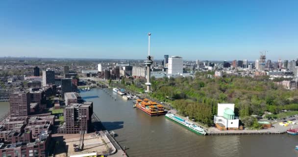 Roterdão, 18 de abril de 2022, Países Baixos. Euromast alto panorama torre de observação cityscape e Erasmus brug no fundo. atração turística com vista para o Maas atração de viagens modernas. — Vídeo de Stock