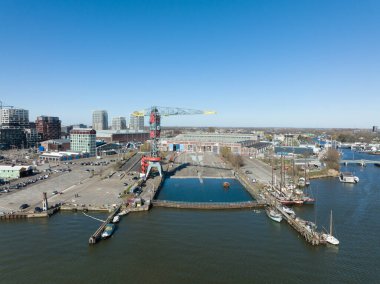 Amsterdam, 19 Mart 2022, Hollanda 'da. NDSM Rıhtımı modern sanayi tersanesi ve son moda yerleşim alanı. Amsterdam Noord Lj nehri ve su yolu boyunca.