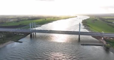 Tacitusbrug bij Ewijk modern asma köprüsü Nijmegen, Hollanda Avrupa yakınlarındaki Waal nehrinden geçiyor. Valburg ve Ewijk. Su yolu üzerinde trafik otoyolu. Hollanda.