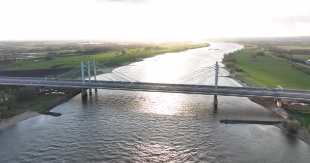 Tacitusbrug bij Ewijk Moderne Hängebrücke über den Fluss Waal in der Nähe von Nijmegen, Niederlande Holland Europa. Valburg und Ewijk. Verkehrsader über Wasserstraße. Holland. — Stockvideo