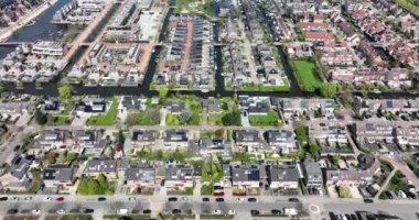 Modern banliyö yerleşim alanı ev evleri hava aracı manzaralı. Yeni Avrupai konutlar inşa etmek yaşam alanının şehir manzarası geliştirilmesi. Hollanda