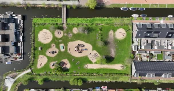 Moderner, nachhaltiger Vorort-Spielplatz für Kinder. Homes Drohnen-Ansicht aus der Luft. New Build Immobilien Wohnraum. Holland im Grünen. — Stockvideo