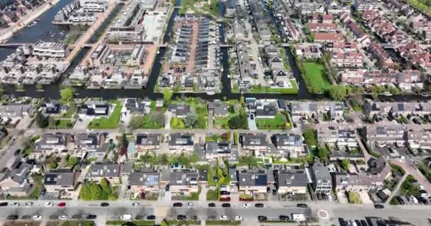 Moderne Vorstadt-Wohngebiete, in denen Eigenheime mit Drohnen aus der Luft bewohnt werden. new Build real estate Europäische Häuser Stadtbild Entwicklung von Wohnraum. Holland — Stockvideo