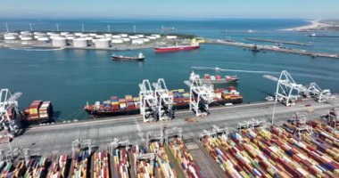 Rotterdam, 18 Nisan 2022, Hollanda 'da. Konteynır terminali lojistik gemisi ithalat ve ihracat limanı ticari insansız hava aracı görüntüsünü yükleyip boşaltıyor. nakliye işi