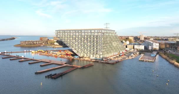 2022年4月21日，阿姆斯特丹，荷兰。荷兰Sluishuis新建现代化公寓大楼的建筑工地。阿姆斯特丹Ijburg的斯蒂格瑞兰。建筑亮点. — 图库视频影像