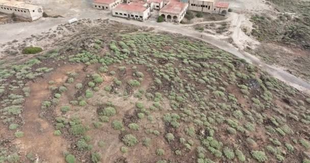 Kanárský ostrov Tenerife opustil malou vesnici a budovy. Letecký dron. Stavět a zanedbávat město s kostelem. Opuštěná Leper Village of Tenerife. Ghosttown. — Stock video