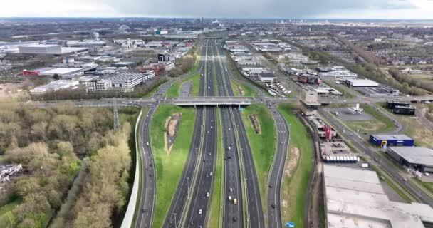 2022年4月3日，荷兰乌得勒支。A2公路林德路高架桥支线基础设施交通要道交叉口。车辆在高速公路上行驶 — 图库视频影像