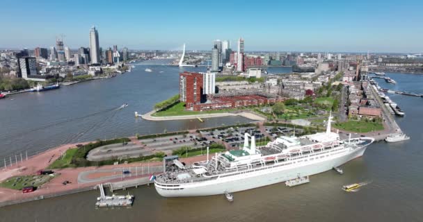 Rotterdam, 18 aprilie 2022, Olanda. Linia orizontului orașului Rotterdam în Țările de Jos vedere dronă la Maas și clădirile de birouri vedere la oraș. Erasmusbrug și râul Maas vedere urbană la oraș. — Videoclip de stoc