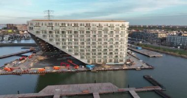 Amsterdam, 21 Nisan 2022, Hollanda 'da. Hollanda Sluishuis 'de yeni inşa edilmiş modern bir apartman inşaatı. Amsterdam Ijburg, Steigereiland 'da. Mimari Vurgulama.