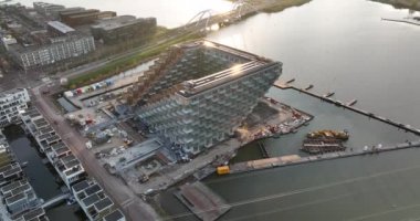Amsterdam, 21 Nisan 2022, Hollanda 'da. Hollanda Sluishuis 'de yeni inşa edilmiş modern bir apartman inşaatı. Amsterdam Ijburg, Steigereiland 'da. Mimari Vurgulama.