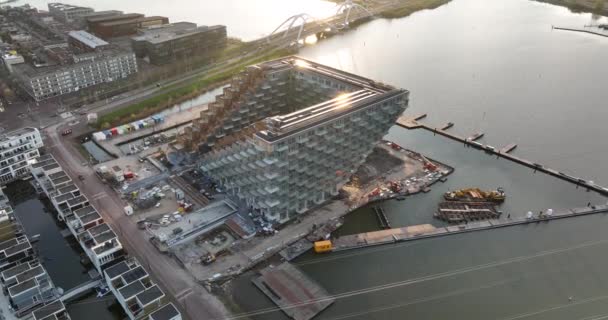 Amsterdam, 21th of april 2022, The Netherlands. Construction site of newly build modern appartment building in the Netherlands Sluishuis. Amsterdam Ijburg at Steigereiland. Architectural highlight. — Stock Video