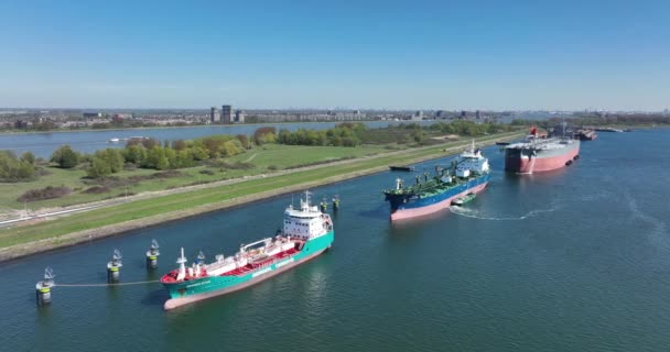 Rotterdam, 18 Nisan 2022, Hollanda 'da. Kimyasal petrol ürünleri tanker gemileri ve siloları. Rotterdam 'daki büyük sanayi limanı.. — Stok video