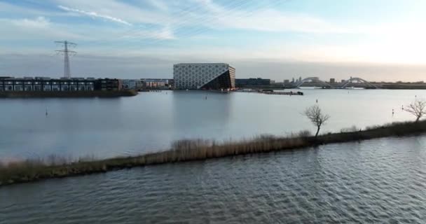 Amsterdam, 21th of april 2022, The Netherlands. Situs konstruksi gedung apartemen modern yang baru dibangun di Sluishuis Belanda. Amsterdam Ijburg di Steigereiland. Sorotan arsitektur. — Stok Video