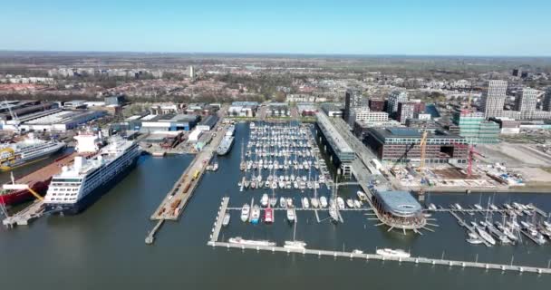 Amsterdam den 19 mars 2022, Nederländerna. NDSM kaj moderna industriella varv och trendiga bostadsområde. Amsterdam Noord längs floden Ij och vattenvägen. — Stockvideo