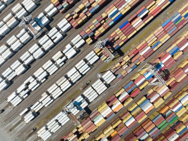 Rotterdam, 18 Nisan 2022, Hollanda 'da. Konteynır terminali lojistik gemisi ithalat ve ihracat limanı ticari insansız hava aracı görüntüsünü yükleyip boşaltıyor. nakliye işi