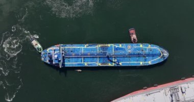 Rotterdam, 18 Nisan 2022, Hollanda 'da. Ham Petrol Tankeri gemisi Alhani bir römorkör gemisiyle limana yanaşıyor. Hava aracı görünümü