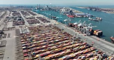 Rotterdam, 18 Nisan 2022, Hollanda 'da. Konteynır terminali lojistik gemisi ithalat ve ihracat limanı ticari insansız hava aracı görüntüsünü yükleyip boşaltıyor. nakliye işi
