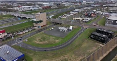 Utrecht, 3 Nisan 2022, Hollanda. Arabalar ve araçlar için LNG LPG benzin istasyonu. Yol enerji tüketimi modern teknoloji pompa tesisindeki yakıt istasyonu. biyolojik yakıt.