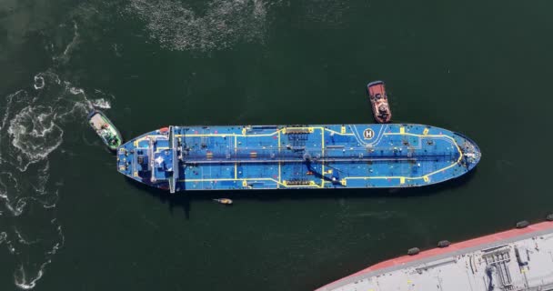 Ρότερνταμ, 18 Απριλίου 2022, Ολλανδία. Το δεξαμενόπλοιο Ακατέργαστου Πετρελαίου Alhani ελλιμενίζεται στο λιμάνι από ένα ρυμουλκό. Αεροφωτογραφία τηλεκατευθυνόμενου — Αρχείο Βίντεο