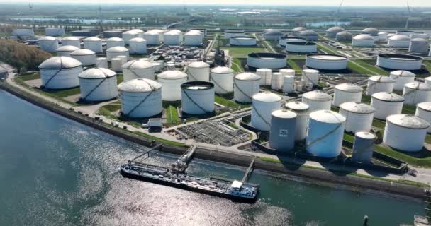 Rotterdam, 18 Nisan 2022, Hollanda 'da. Kimyasal petrol ürünleri tanker gemileri ve siloları. Rotterdam 'daki büyük sanayi limanı.. — Stok video