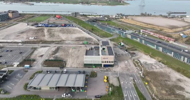 Amsterdam, 11 april 2022, Nederland. Politiebureau in aanbouw bij Ijburg. Rechtshandhavingsstation voor veiligheid en openbare orde. — Stockvideo