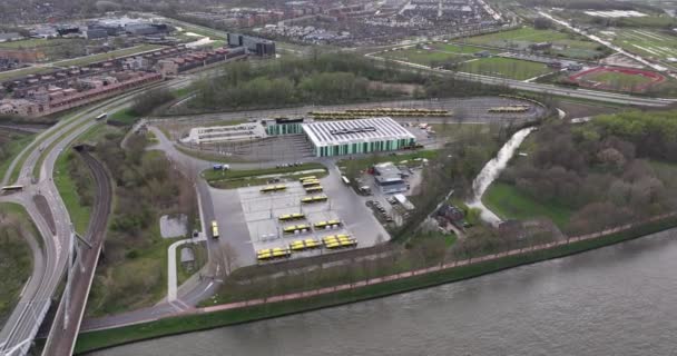 Utrecht, 8 de abril de 2022, Países Bajos. Estación de transporte de pasajeros del centro de almacenamiento y mantenimiento de terminales de autobuses y tranvías de Utrecht. Vista aérea del dron. Transporte sostenible. — Vídeos de Stock