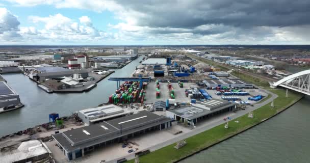 Utrecht, 3 april 2022, Nederland. Container terminal Utrecht. scheepvaart supply chain havenlogistiek. Grote vrachtschepen Haven- en kraanvervoer ladingdistributie containers. — Stockvideo