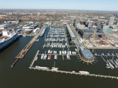 Amsterdam, 19 Mart 2022, Hollanda 'da. NDSM Rıhtımı modern sanayi tersanesi ve son moda yerleşim alanı. Amsterdam Noord Lj nehri ve su yolu boyunca.