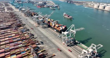 Rotterdam, 18 Nisan 2022, Hollanda 'da. Konteynır terminali lojistik gemisi ithalat ve ihracat limanı ticari insansız hava aracı görüntüsünü yükleyip boşaltıyor. nakliye işi