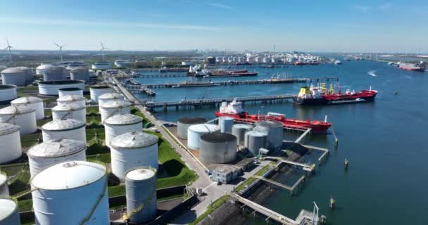 Rotterdam, 2022. április 18., Hollandia. Vegyi olaj termékek tartályhajók és silók. Nagy ipari kikötő Rotterdamban. — Stock videók