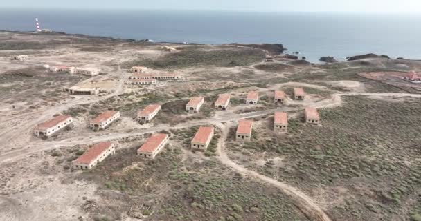 L'île canarienne de Tenerife a abandonné son petit village et ses bâtiments. Drone aérien. Bâtiment et ville négligée avec église. Le village abandonné de Tenerife. Ville fantôme. — Video