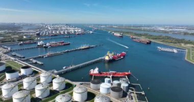 Rotterdam, 18 Nisan 2022, Hollanda 'da. Kimyasal petrol ürünleri tanker gemileri ve siloları. Rotterdam 'daki büyük sanayi limanı..