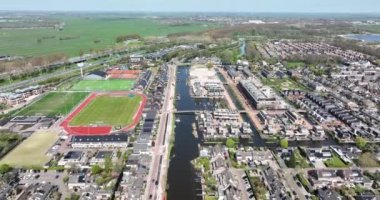 Modern banliyö yerleşim alanı ev evleri hava aracı manzaralı. Yeni Avrupai konutlar inşa etmek yaşam alanının şehir manzarası geliştirilmesi. Hollanda