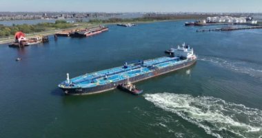 Rotterdam, 18 Nisan 2022, Hollanda 'da. Ham Petrol Tankeri gemisi Alhani bir römorkör gemisiyle limana yanaşıyor. Hava aracı görünümü